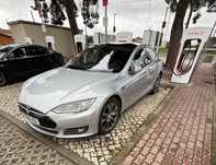 Tesla Model S P85 carregamentos gratuitos