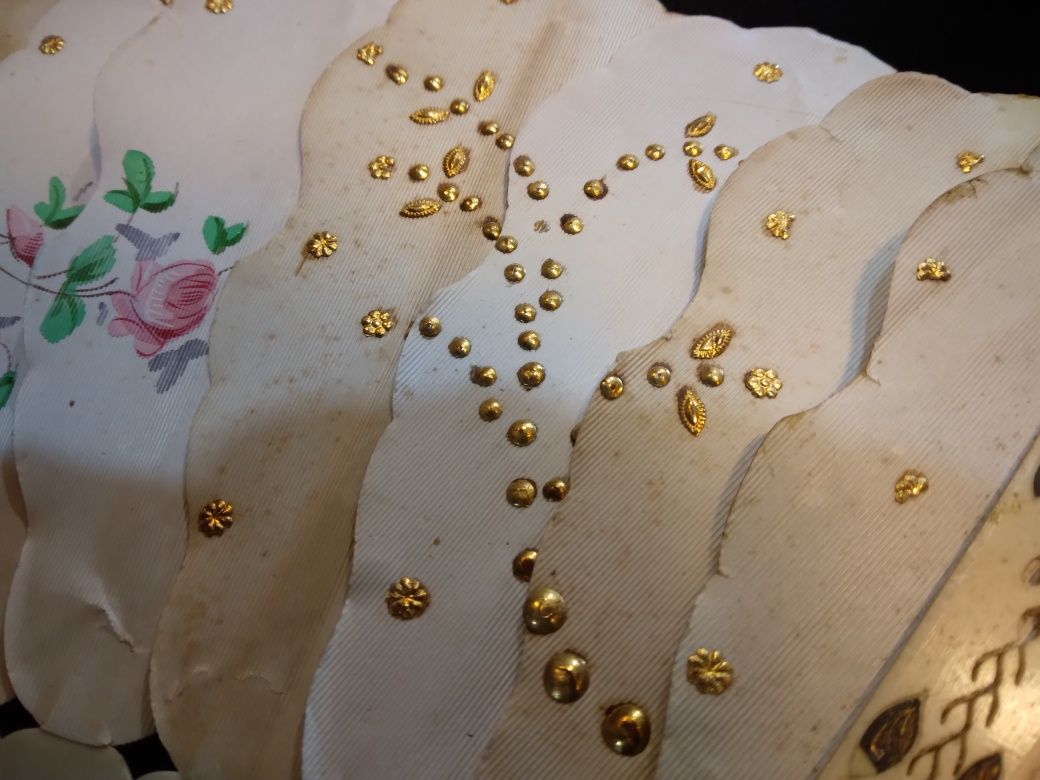 Leque com belíssimo trabalho de  recortes e  pintura