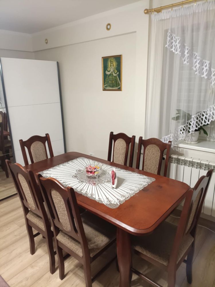 Stół drewniany z krzesłami