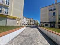 Loja com montra no Centro da Charneca da Caparica / Palhais