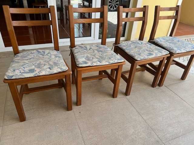 Mesa marca CERNE com 6 cadeiras