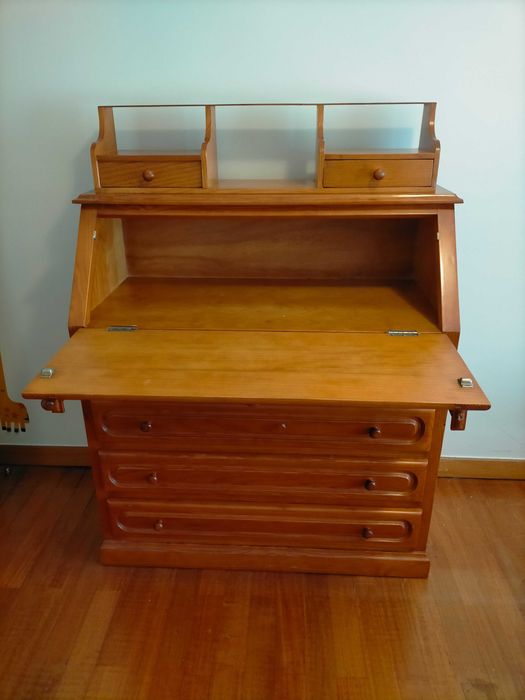 Escrivaninha com 5 gavetas em ótimo estado