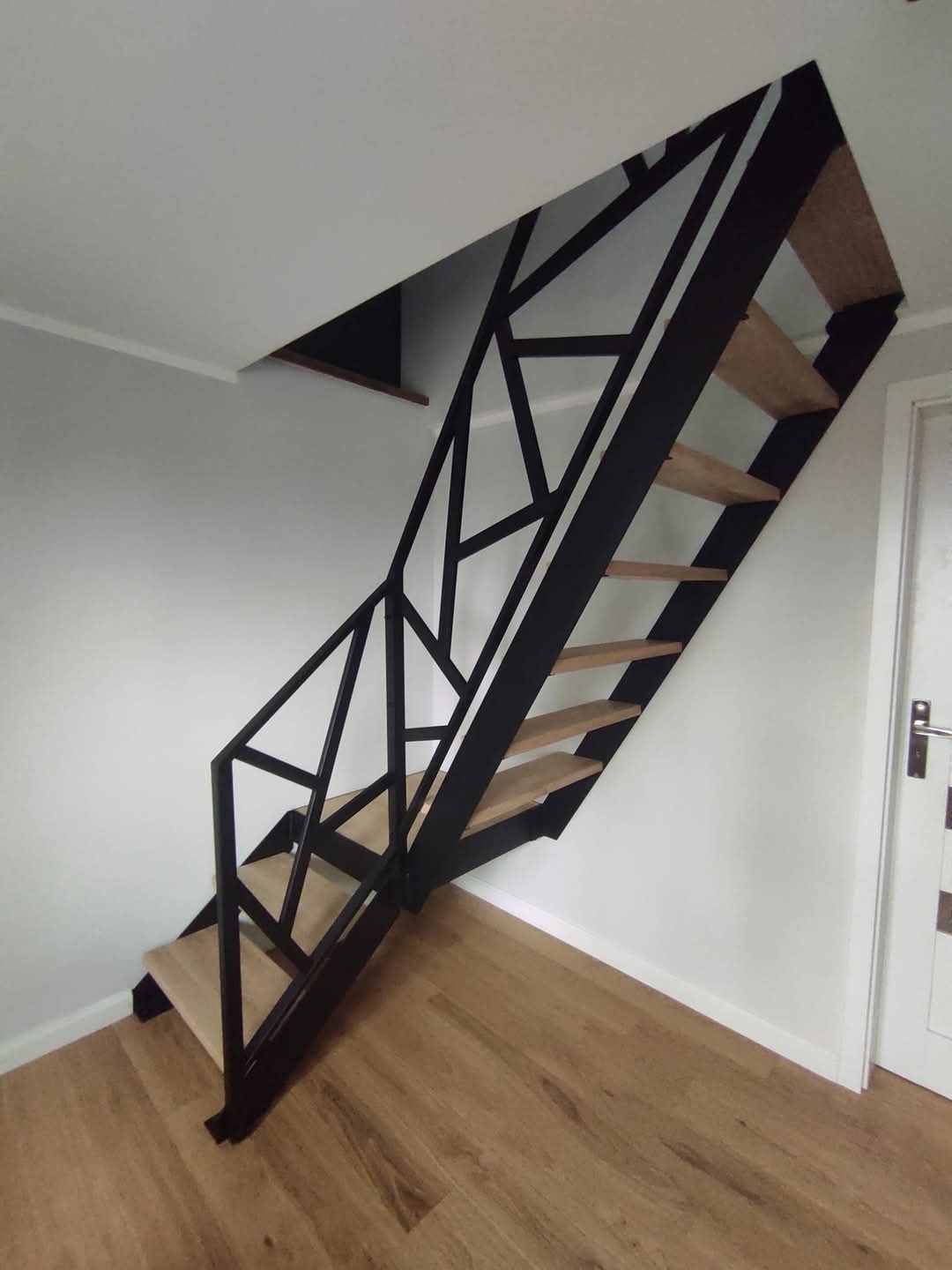 Schody wewnetrzne metalowe industrialne loft