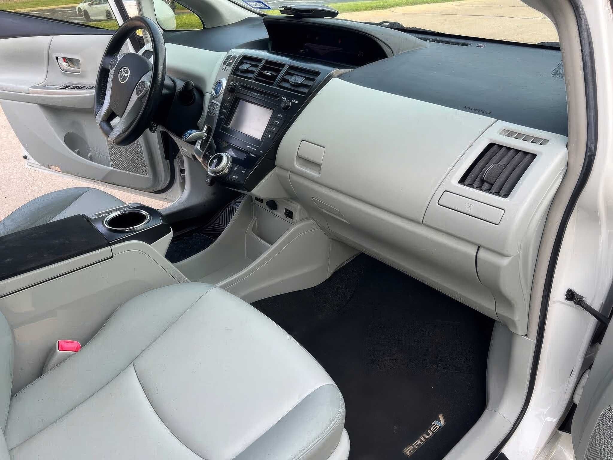 2013 Toyota Prius v Five