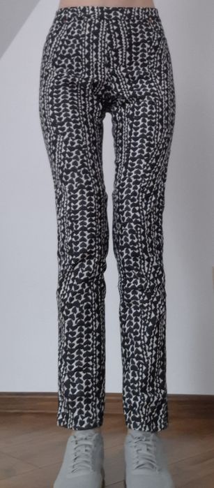Czarnobiałe, materiałowe spodnie H&M, 40, wzorzyste.