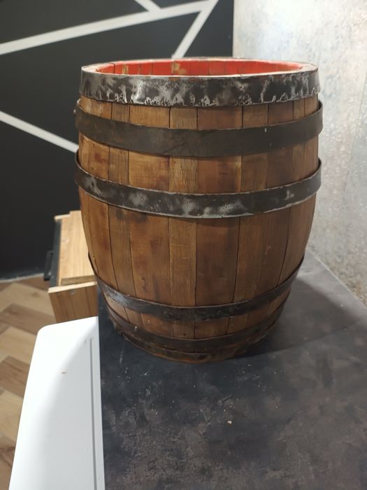 Mała stara drewniana beczka