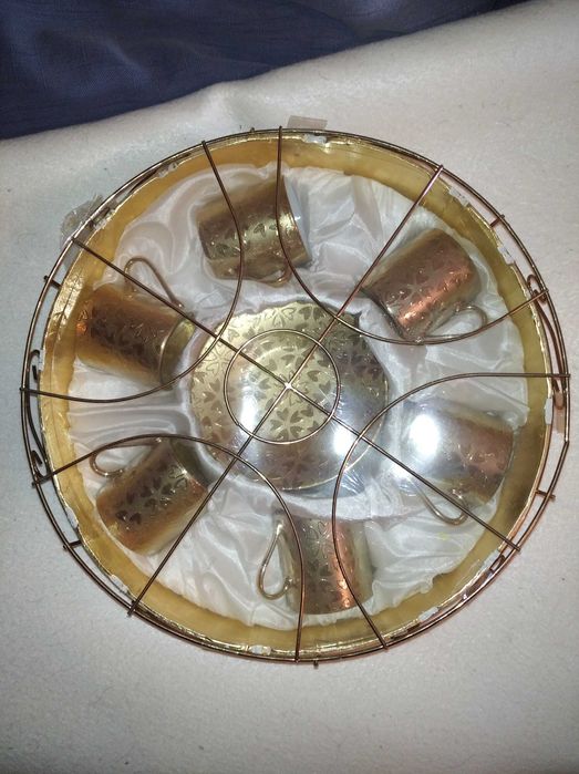 Caixa com Chavenas de Cafe Douradas