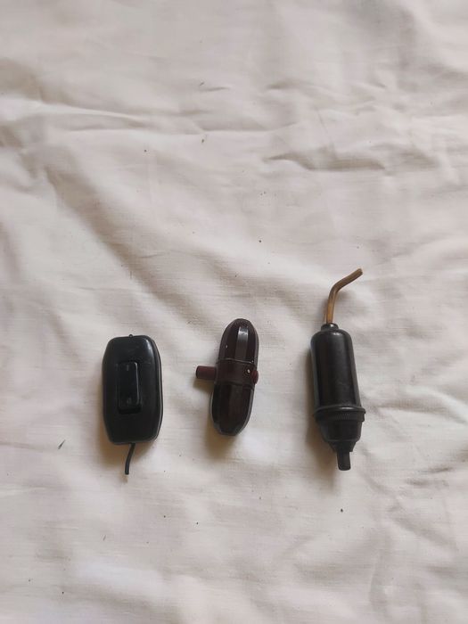Trzy bakelitowe wyłączniki