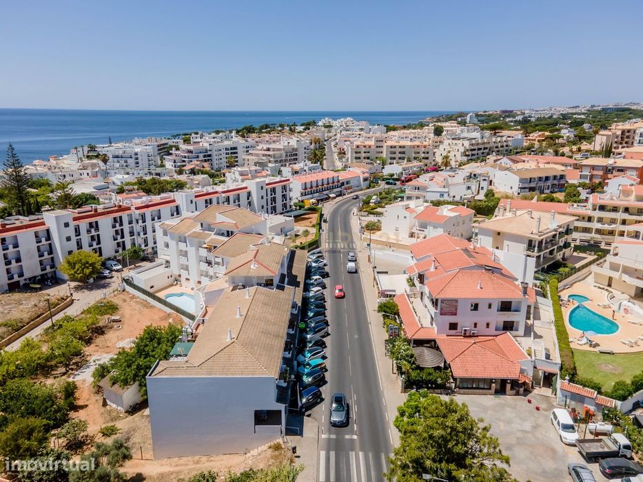 Espaço comercial com loja e cave perto das praias - Olhos de Água, Alb