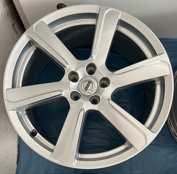 670 Felgi Aluminiowe Oryginał Volvo R 19 5x108 otwór 63,3 Bardzo Ładne