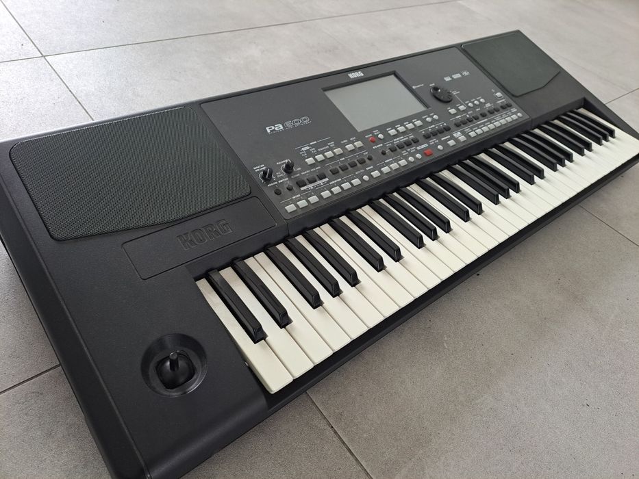 Korg PA600 keyboard aranżer z pokrowcem