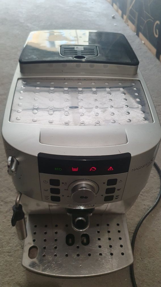 Ekspres ciśnieniowy do kawy DeLonghi Magnifica