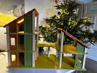 Domek dla lalek drewniany firmy Plan Toys z wyposażeniem