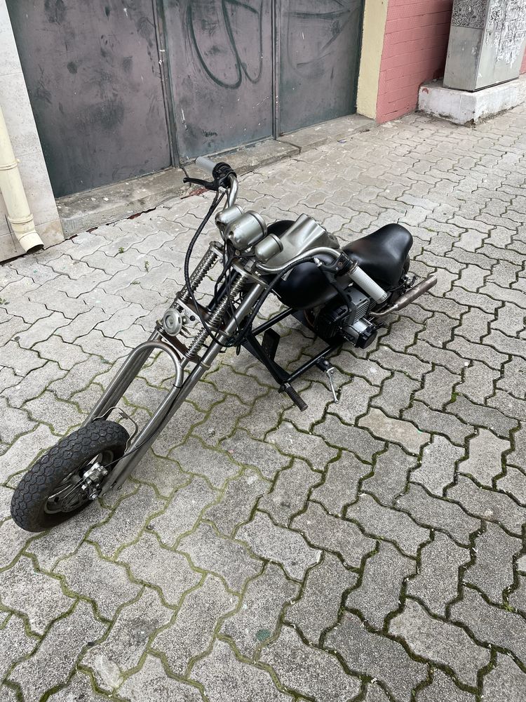 Mini Chopper 49cc com motor de arranque elétrico.