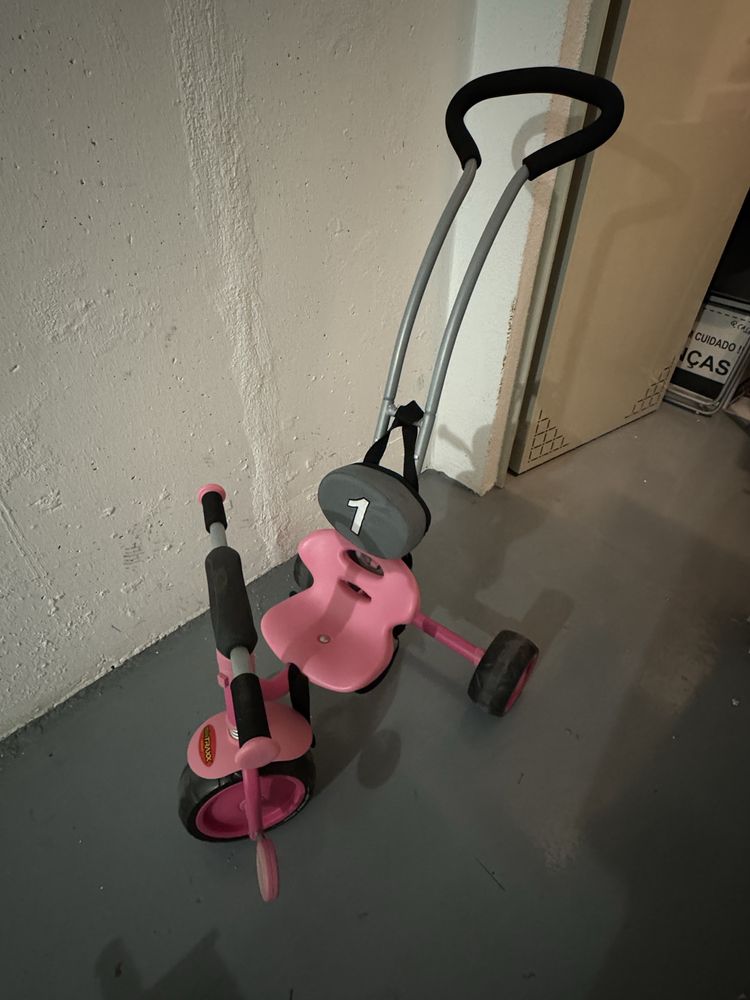 Triciclo infantil com puxador e cinto