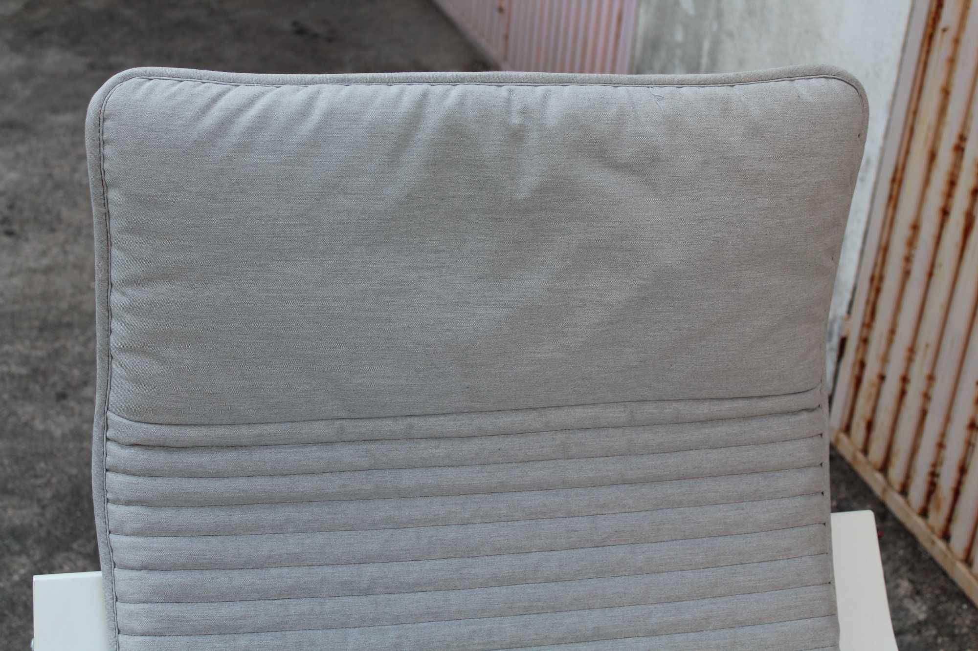 Movel de IKEA POÄNG Poltrona, Knisa bege claro + POÄNG Repousa-pés