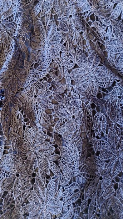 Granatowa spódnica mini z ozdobną koronką