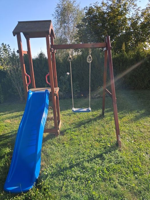 Plac zabaw z huśtawką i zjeżdżalnią