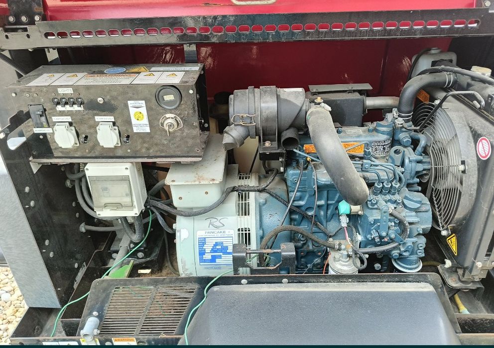 Agregat prądotwórczy maszt monitoringu z LED wifi router