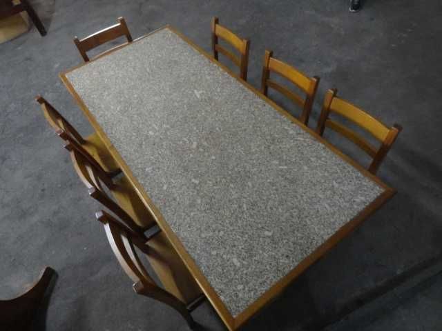 Mesa em pedra e madeira