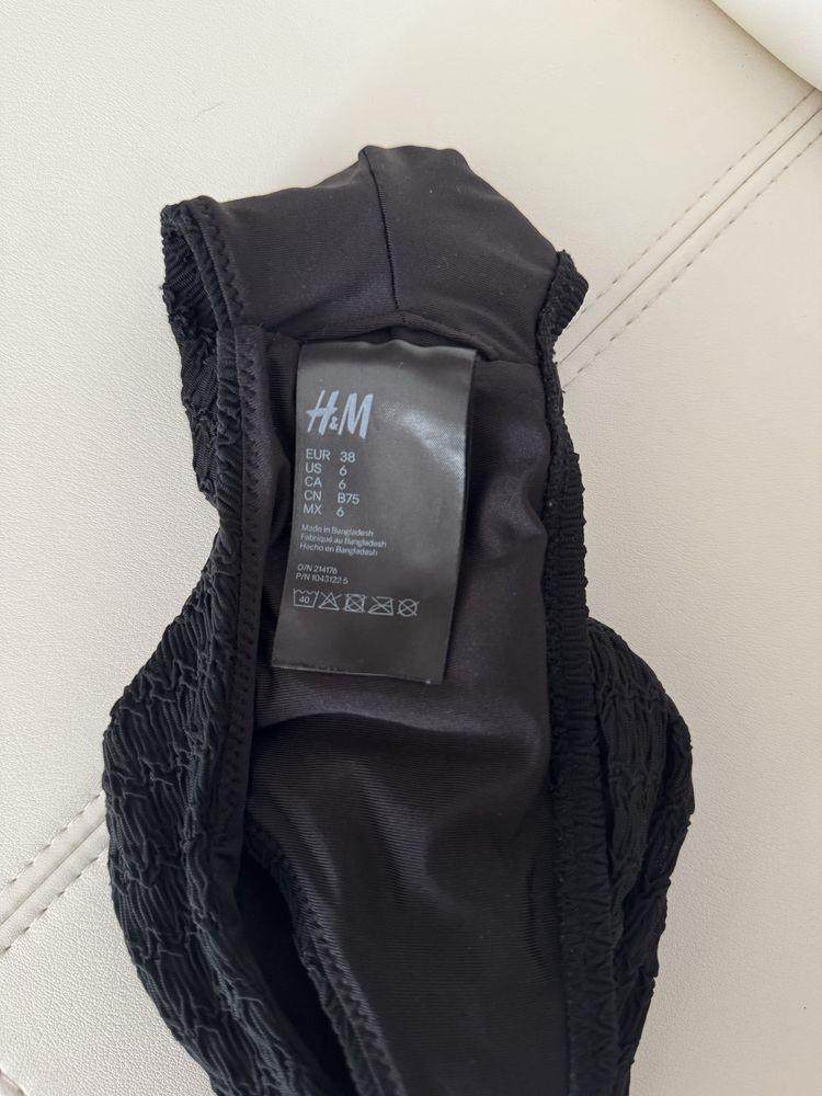 Bikini preto - top com relevo e cuecas com folhos