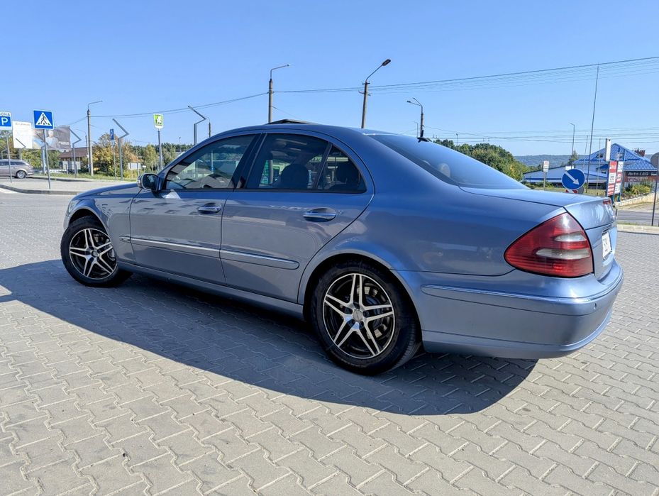 Mercedes-Benz W211