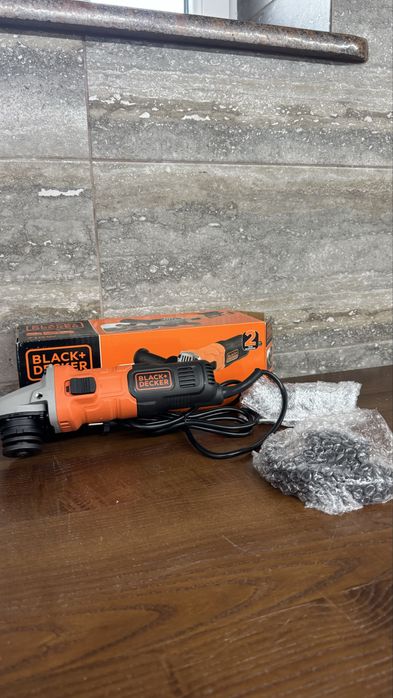 Болгарка Black&Decker BEG010