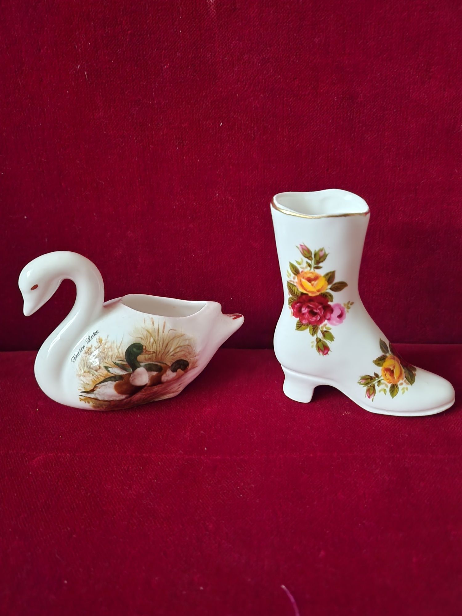 Figurki But ,Łabedz recz.malowane porcelana bone syg . angielska