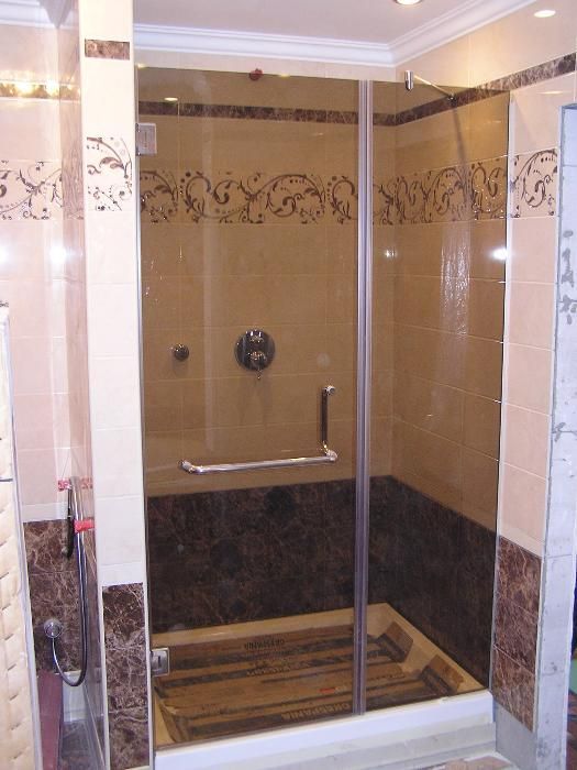 Стеклянные перегородки и ширмы для душа, дверцы-шторки для ванной