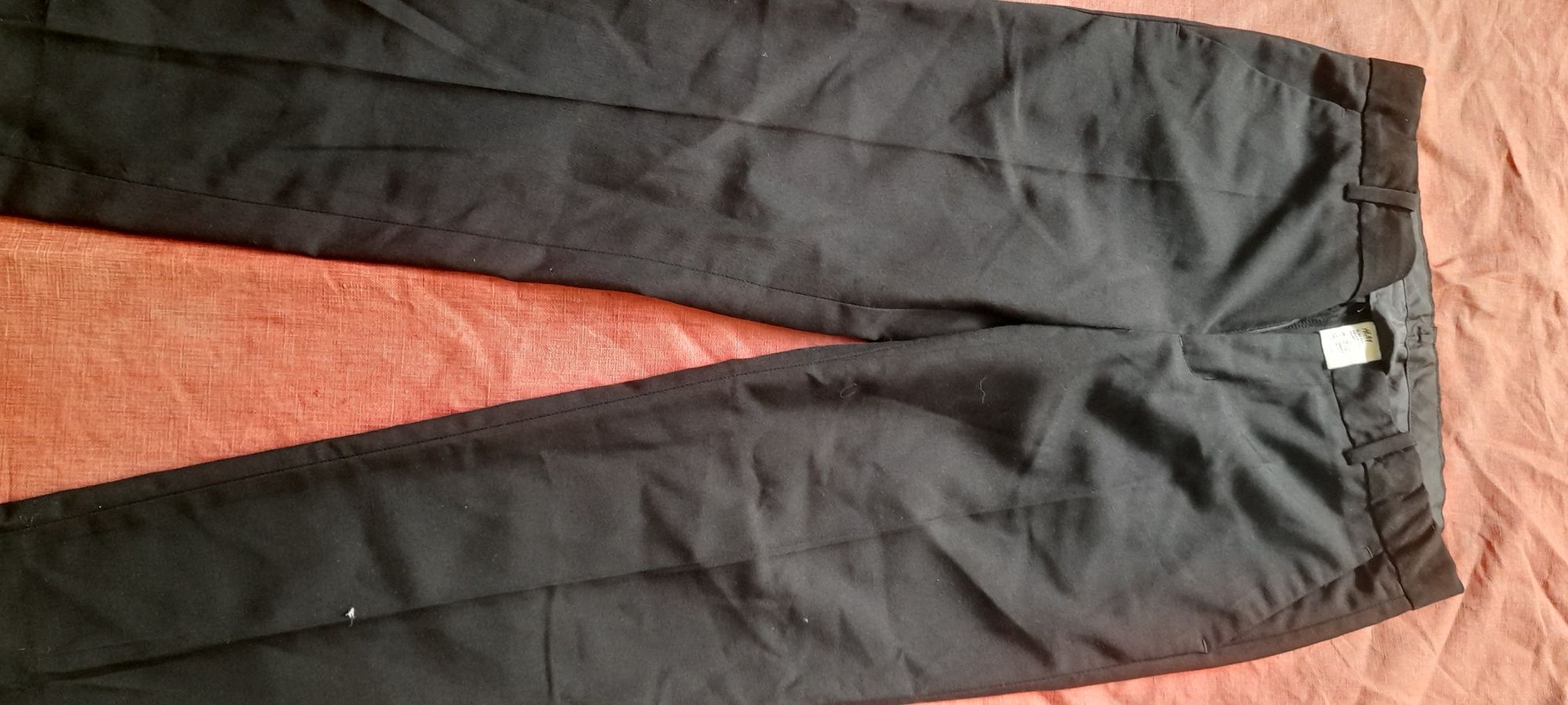 Roupa preta diversa camisa e calças