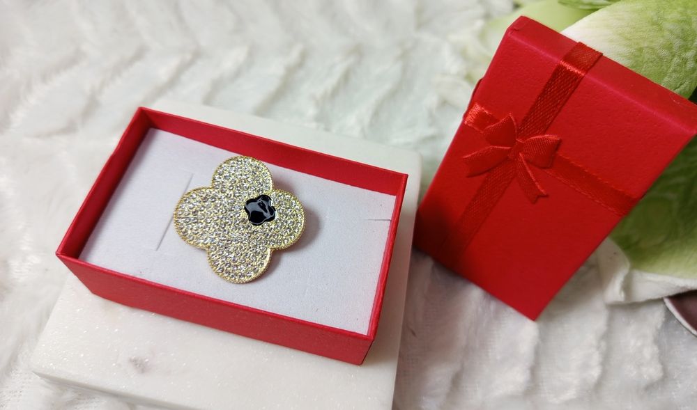 Broszka prezent elegancka cyrkonie kwiat koniczynka prezent świąteczny