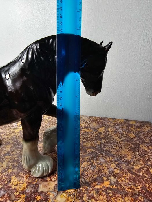 Duży piękny ceramiczny koń rasy Clydesdale 25 cm klejone ucho