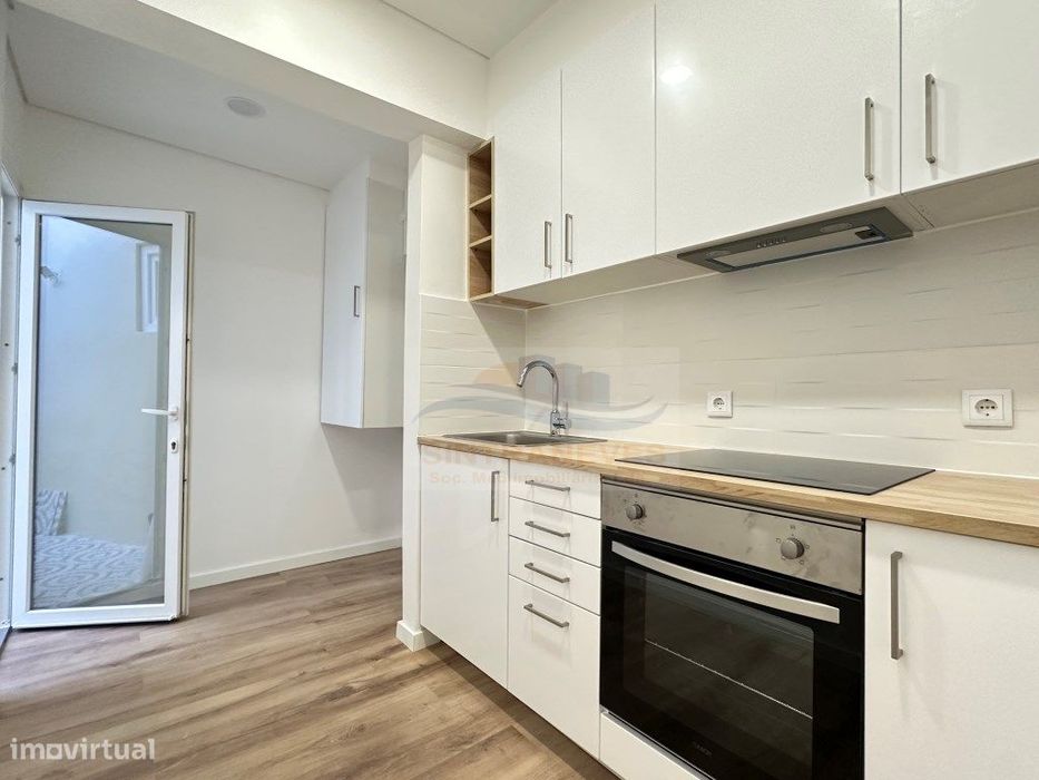 Excelente T2 totalmente remodelado na Mina de Água com terraço e Ót...