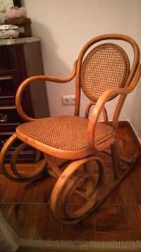 Cadeira de baloiço em madeira