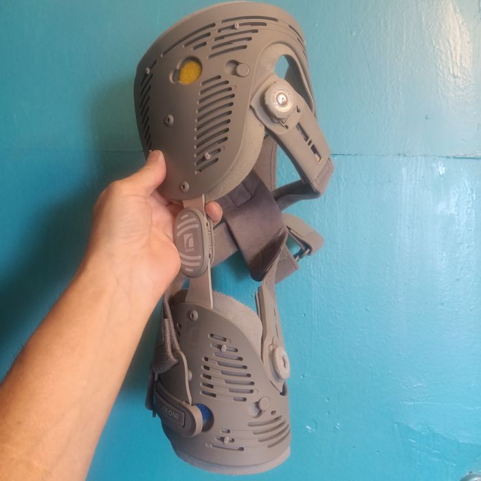 Ортез Ossur Unloader One® OTS с наколенным бандажем.
