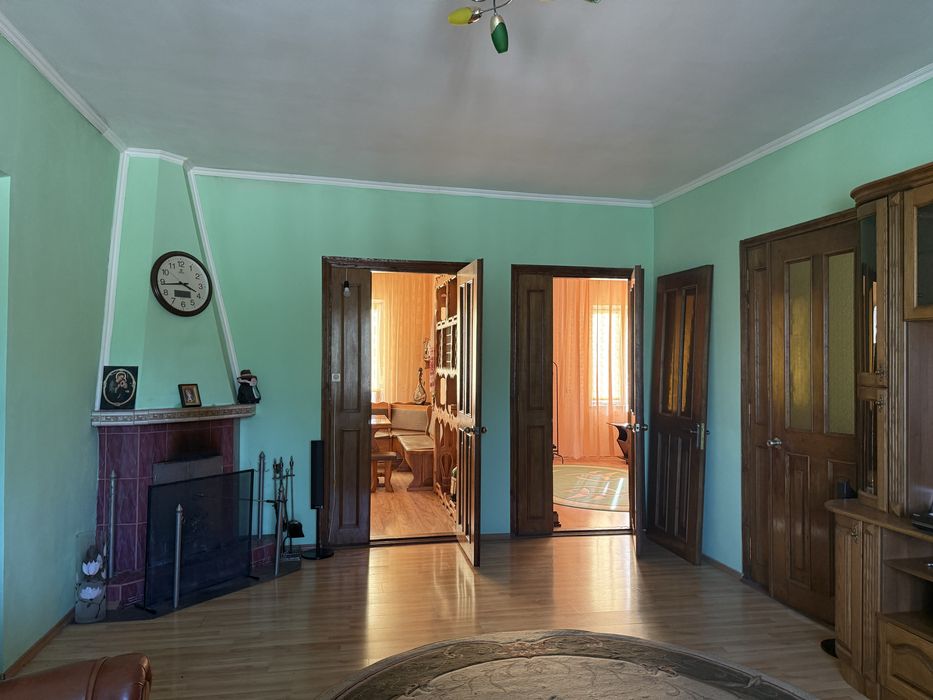 Житловий будинок поруч з річкою Південний Буг