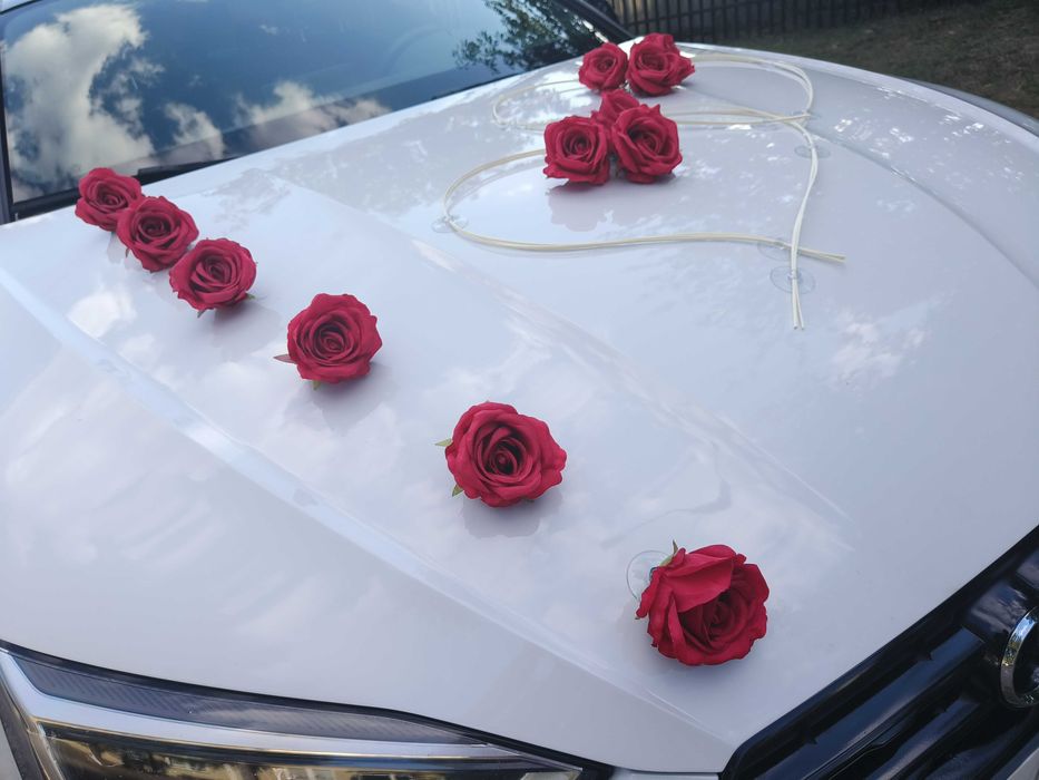 Dekoracja samochodu ślubnego, dekoracja na samochód, czerwone róże