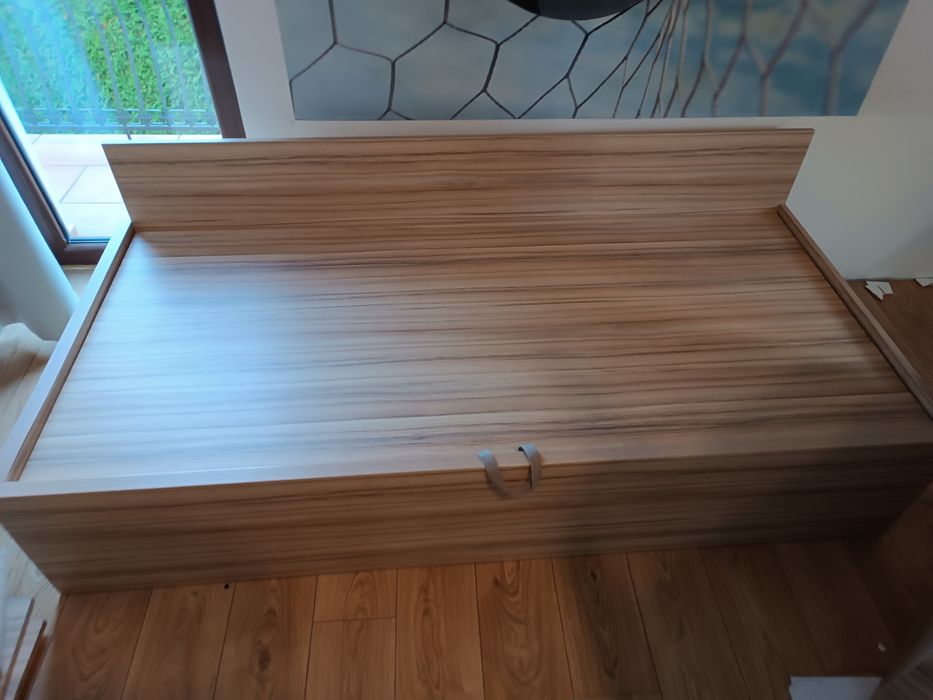 Łóżko do pokoju o wymiarach materaca 200x90