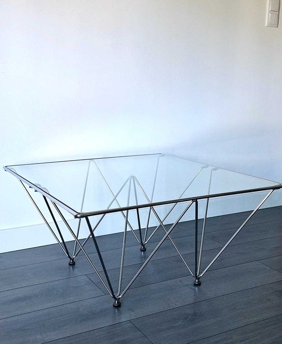 Mesa de centro vintage cromada com vidro. Vintage coffee table