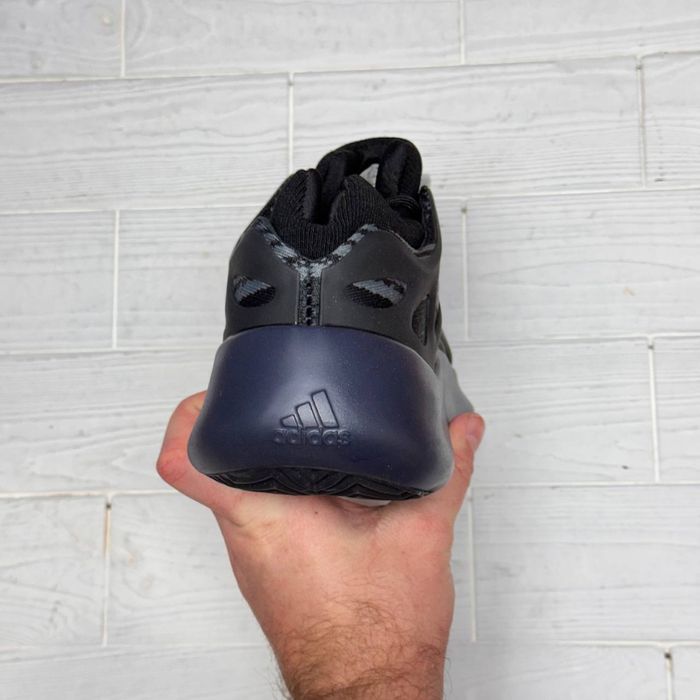 Чоловічі кросівки adidas yeezy 700v3