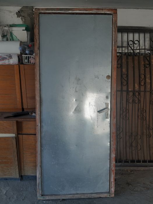 Продам двери б.у  и дверь решётка..