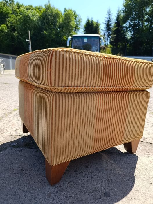 Zestaw PRL stolik i dwie pufki vintage patyczak