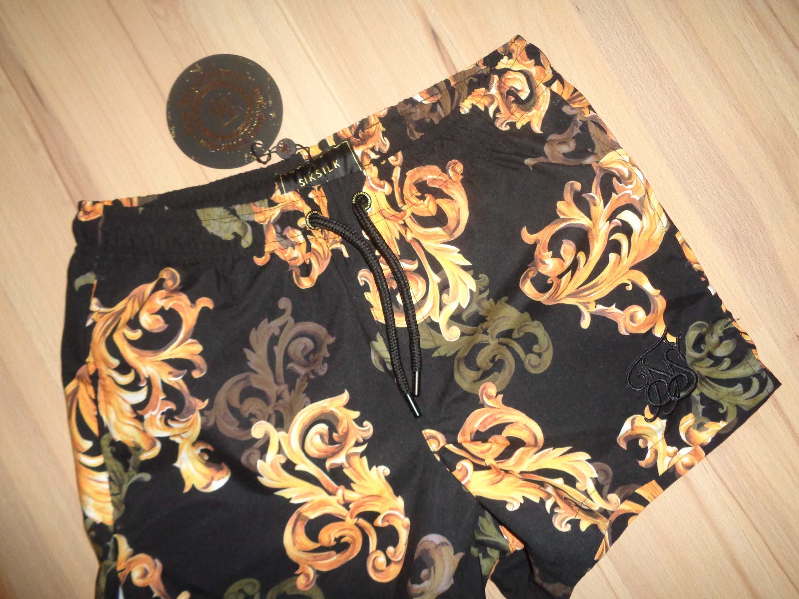 SIKSILK krótkie spodenki kąpielowe kąpielówki barokowy wzór versace  S