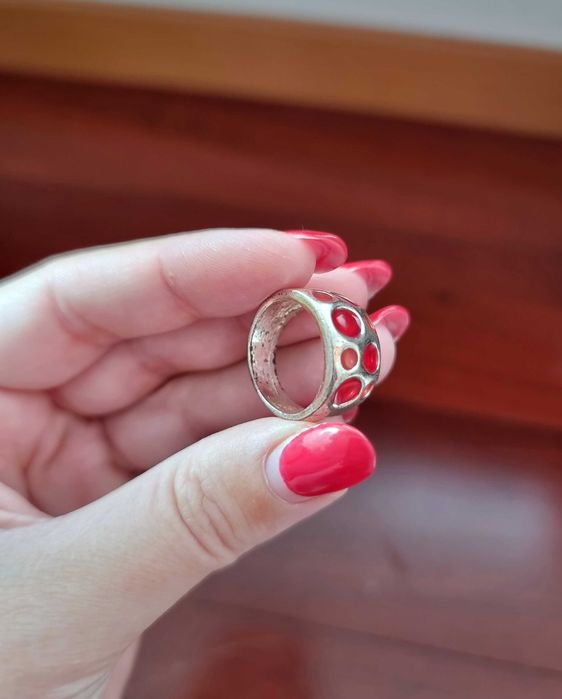 Anel prateado e vermelho