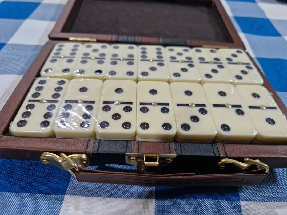 Dominó com caixa elegante.  Nova