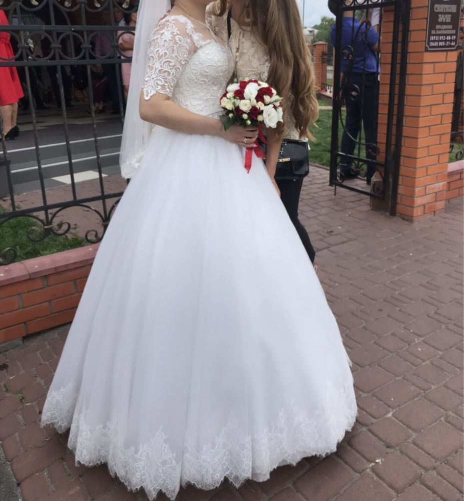 Продаю весільну сукню