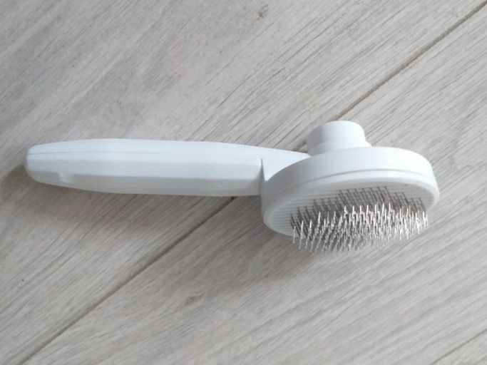 Biała  samoczyszcząca szczotka do sierści dla psa, kota