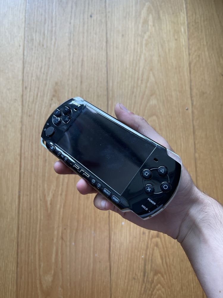 Sony PSP-3004 + Cartão Memory Stick 4GB + Carregador + Estojo Protetor