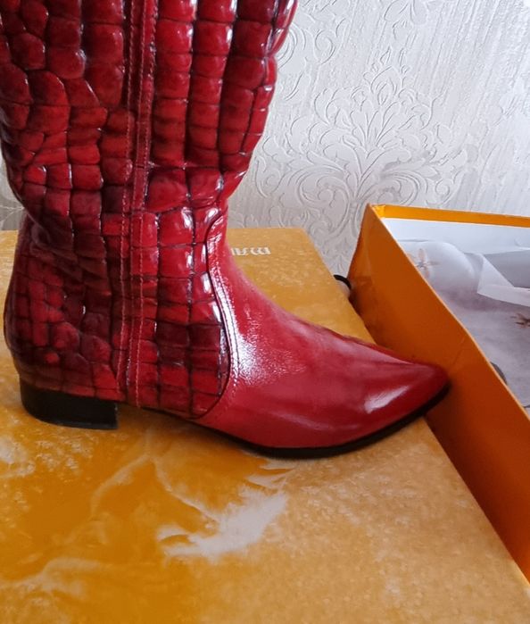 Продам женские кожаные сапоги 38/39