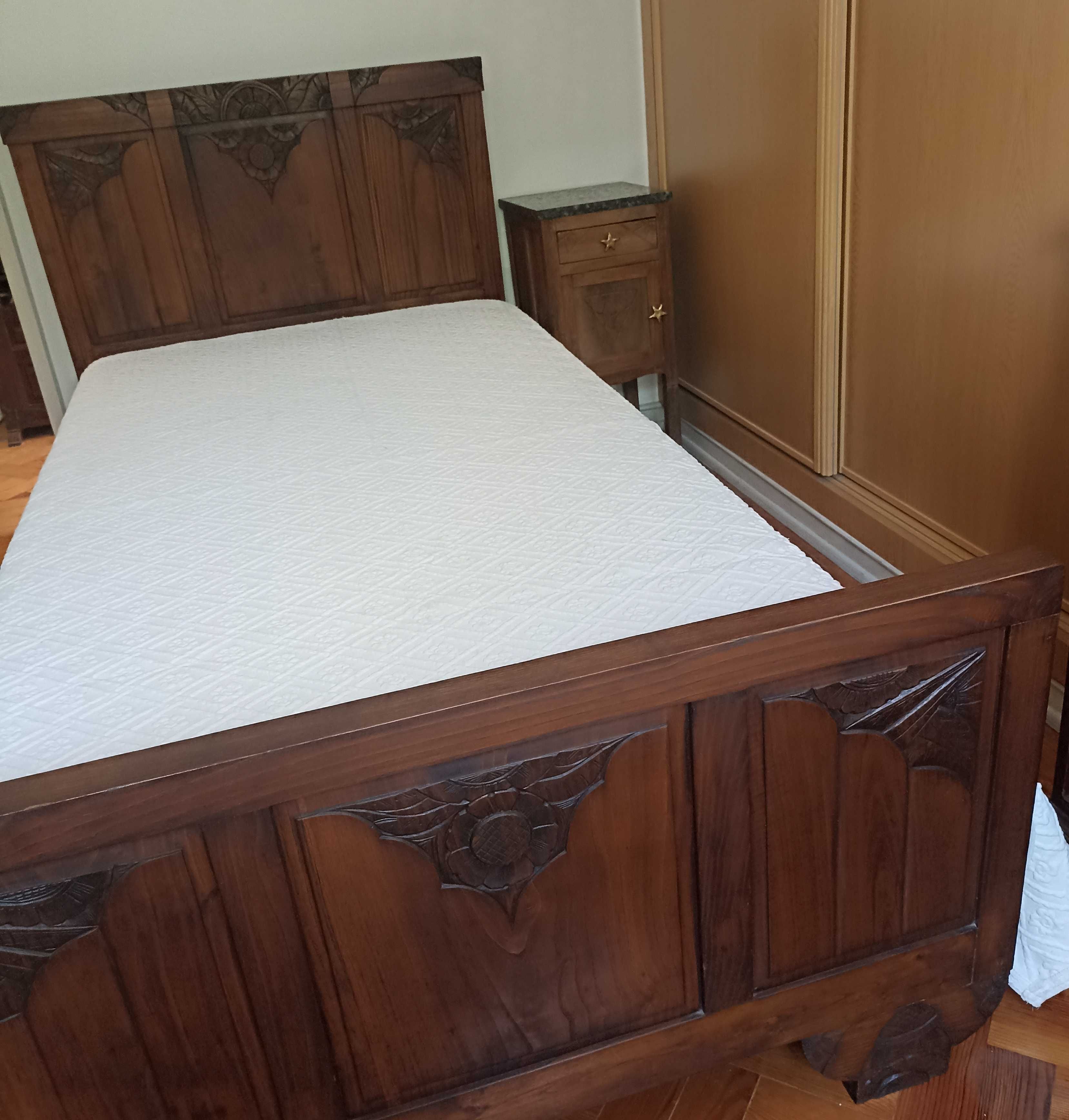 Cama e mesa de cabeceira em castanho, Vintage, com estrado e colchão